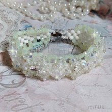 Bracelet Vénus monté avec une cascade de cristaux : toupies et navettes en Cristal AB ainsi que les facettes de couleur Blanche et Beige Opaque de qualité AB, puis perlé de rocailles nacrées 
